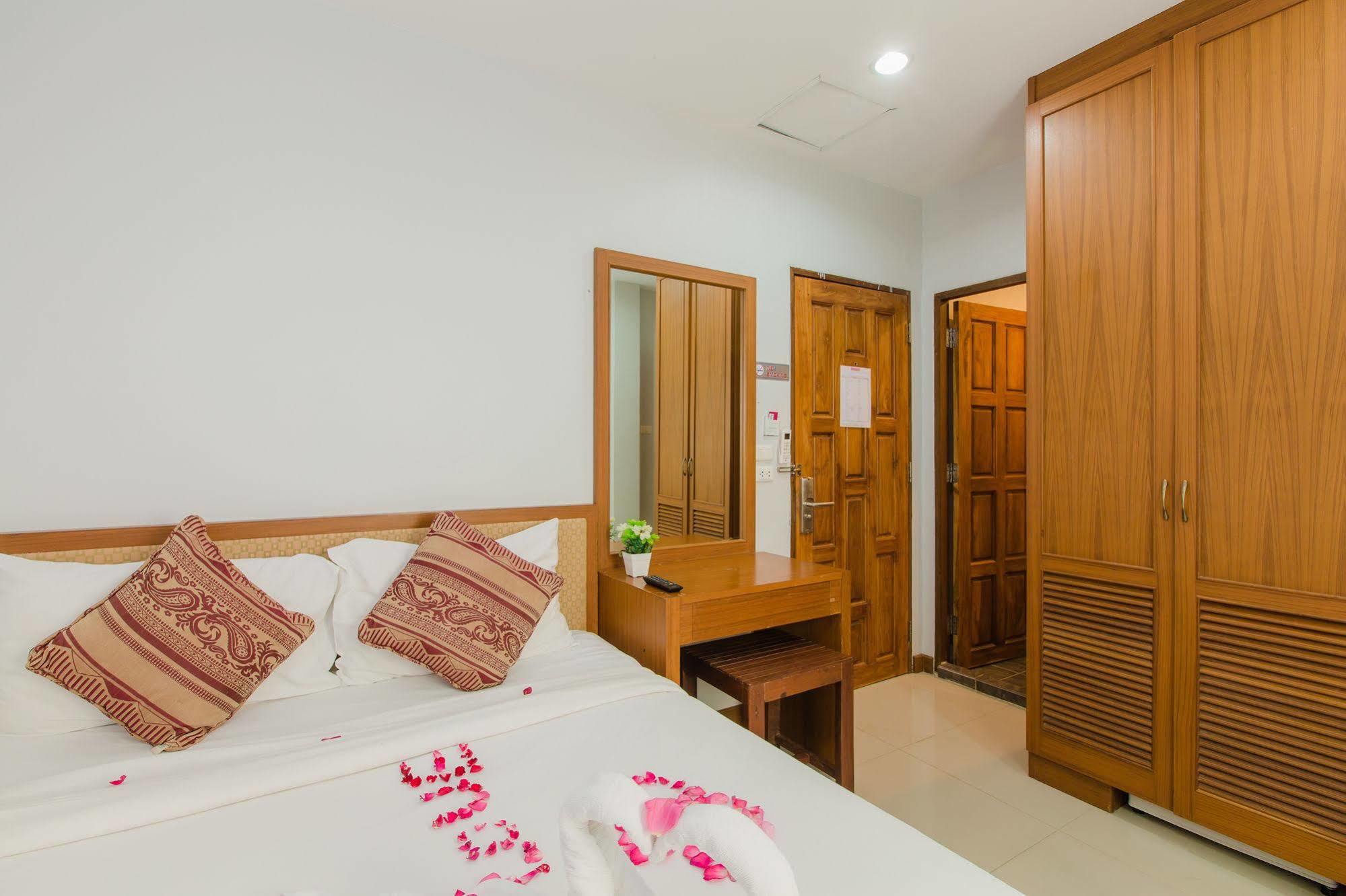 Hip Yaya Residences Patong Exterior photo